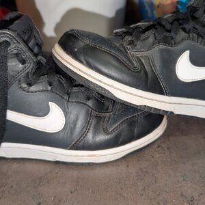 Nike shoes - Black - great condition! - Kids - size 2.5